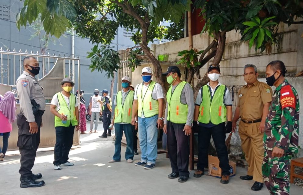 Bhabinkamtibmas Polsek Cipondoh Dan 3 Pilar Kel. Neroktog Melaksanakan Pemantauan dan Pengamanan Pendistribusian Bantuan JPS Prov. Banten Gel. I Tahap ke IV