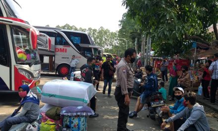 Anggota Polsek Cipondoh Lakukan Pemantauan Para Penumpang di Terminal Poris Plawad, Beri Himbauan Protokol Kesehatan Covid-19