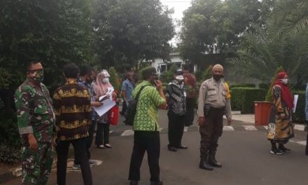 Bhabinkamtibmas Polsek Cipondoh Kel. Cipete Dampingi Dinas Perkim Tangkot Dalam Rangka Penyerahan Fasos dan Fasum di Perum Banjar Wijaya Cipete