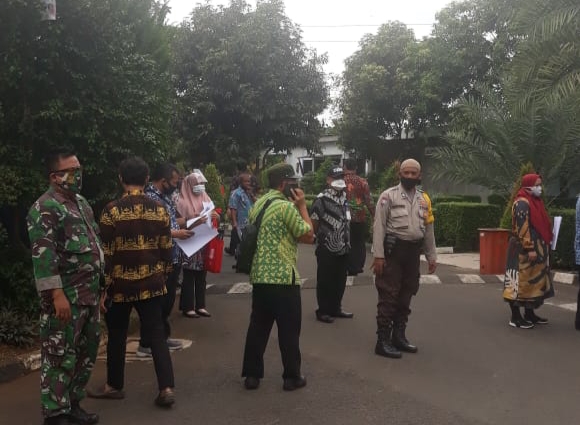 Bhabinkamtibmas Polsek Cipondoh Kel. Cipete Dampingi Dinas Perkim Tangkot Dalam Rangka Penyerahan Fasos dan Fasum di Perum Banjar Wijaya Cipete