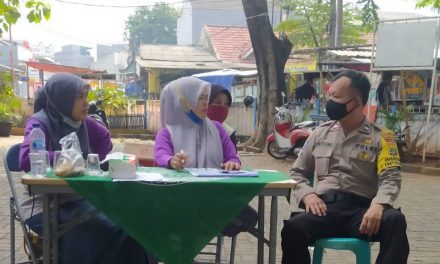 Jaga Kondusifitas Bhabinkamtibmas Polsek Cipondoh Sambangi Warga Kel. Cipondoh Indah