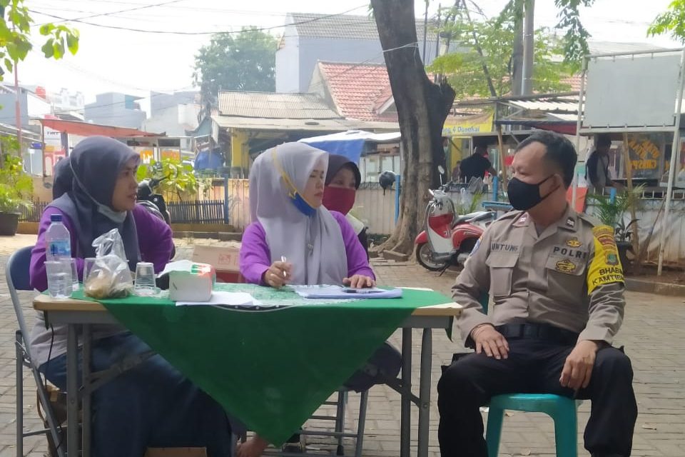 Jaga Kondusifitas Bhabinkamtibmas Polsek Cipondoh Sambangi Warga Kel. Cipondoh Indah