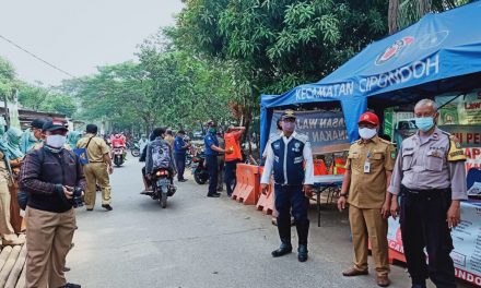 Pos Pantau Terpadu Pelaksanaan PSBB pada Pembatasan Akses Jalan Irigasi Sipon oleh Sinergitas 3 Pilar Kel. Cipondoh