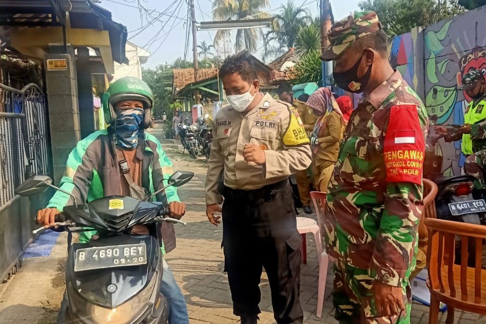 Polsek Cipondoh Gelar Operasi Aman Bersama Penegakan disiplin PSBB  Dalam Masa NEW NORMAL di Kel. Sudimara Pinang