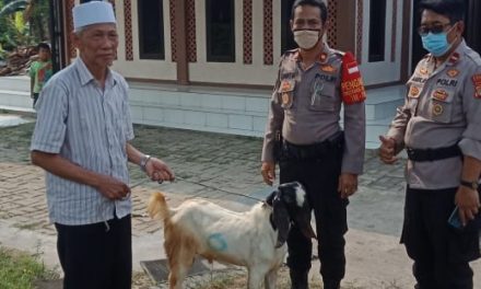 Kapolsek Cipondoh Salurkan Hewan Qurban Kepada Tokoh Masyarakat Di Lingkungan Polsek Cipondoh