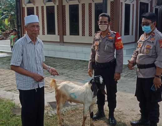 Kapolsek Cipondoh Salurkan Hewan Qurban Kepada Tokoh Masyarakat Di Lingkungan Polsek Cipondoh