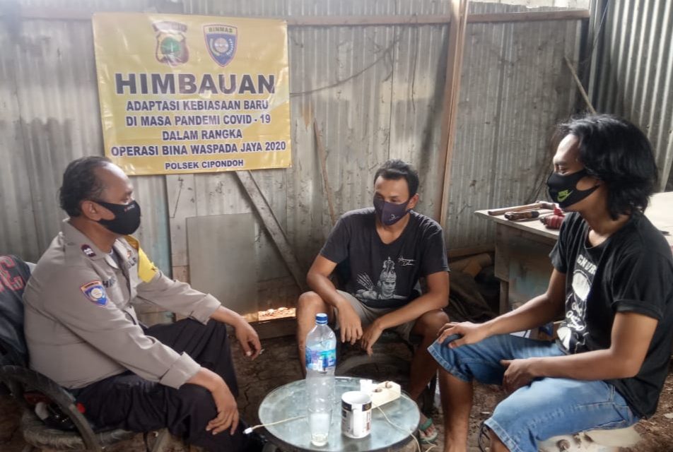 Bhabinkamtibmas Polsek Cipondoh Kel. Panunggangan Timur Sambang Dialogis Dan Beri Himbauan Adaptasi Kebiasaan Baru Dimasa Pandemi Covid-19 Kepada Toda