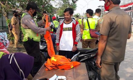 Bhabinkamtibmas Polsek Cipondoh Dan 3 Pilar Kel. Poris Plawad Gelar Operasi Aman Bersama PSBB Penanganan Covid-19 Di Jln. Kh. Agus Salim