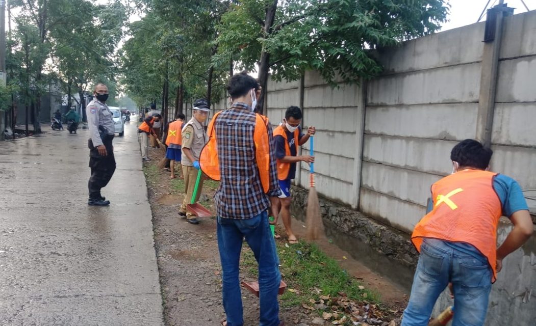 Bhabinkamtibmas Polsek Cipondoh Dan 3 Pilar Kel Neroktog Melaksanakan Operasi Aman Bersama Penegakan disiplin PSBB Protokol Covid 19