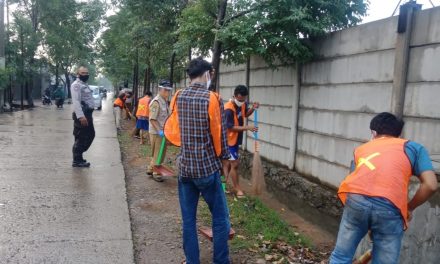 Bhabinkamtibmas Polsek Cipondoh Dan 3 Pilar Kel Neroktog Melaksanakan Operasi Aman Bersama Penegakan disiplin PSBB Protokol Covid 19