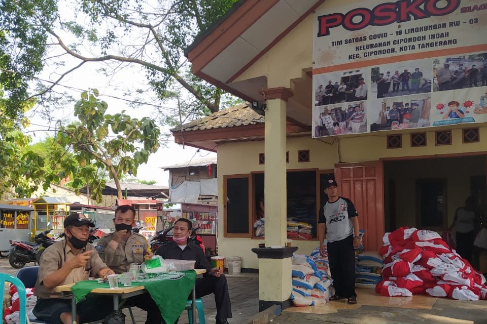 Polsek Cipondoh Dan Tiga Pilar Laksanakan Pengamanan Pemberian Bansos Kemensos di Kel. Cipondoh Indah, Cipondoh