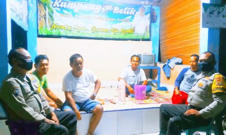 Bhabinkamtibmas Polsek Cipondoh Kel. Neroktog Kec. Pinang Melaksanakan Patroli dan Sambang Pos Kamling