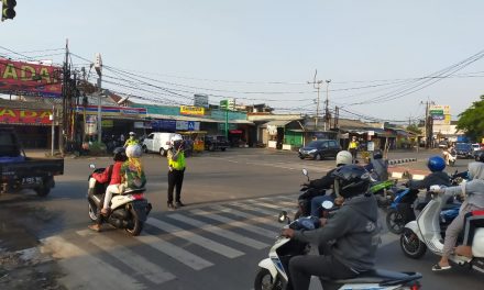 Antisipasi Kemacetan Arus Balik Kendaraan Unit Lalu Lintas Polsek Cipondoh Laksanakan Gatur Lalin Sore Hari