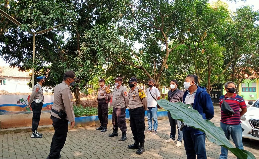 Polsek Cipondoh Gelar Patroli Biru Pengamanan Massa Unras LSM JARSUS di SMAN 10 Poris Plawad Indah, Cipondoh