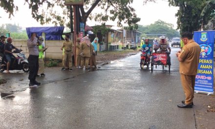 Bhabinkamtibmas Polsek Cipondoh Dan 3 Pilar Kel Kunciran Melaksanakn Cek Point PSBB Operasi Aman Bersama Covid-19