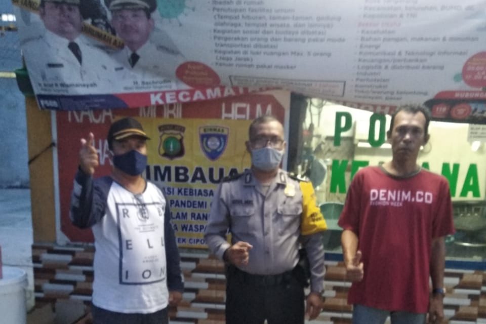 Bhabinkamtibmas Polsek Cipondoh Kel. Ketapang Kunjungi Warga Beri Himbauan Adaptasi Kebiasaan Baru Dimasa Pandemi Covid-19