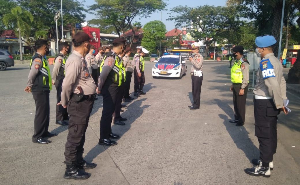 Polsek Cipondoh Lakukan Pengamanan Keberangkatan Massa SP/SB LEM SPSI ke Istana Negara Jakarta Dalam Rangka Aksi Menolak RUU OMNIBUS LAW