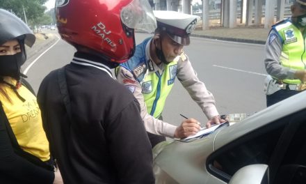 Polsek Cipondoh Gelar 2.1 Operasi Patuh Jaya 2020 Dan Penertiban Pemakaian Masker Pada Tiap Kendaraan Dalam Rangka Cegah Covid 19 Di Jln .Sumarecon Panunggangan