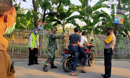 Bhabinkamtibmas Dan 3 Pilar Kel. Ketapang Gelar Operasi Aman Bersama PSBB Terkait Protokol Covid-19 Di Jln. Ketapang Poncol