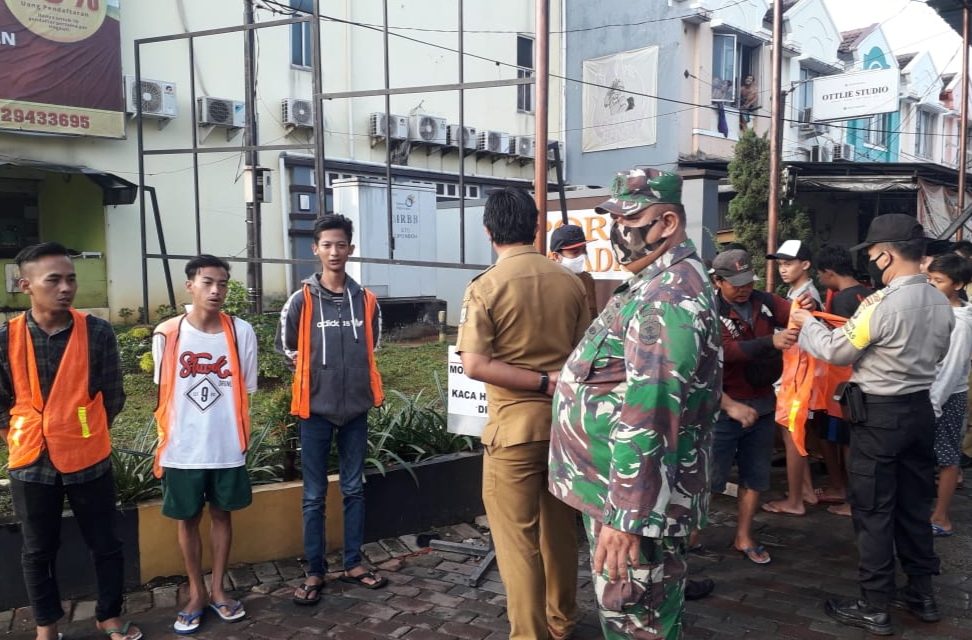 Bhabinkamtibmas Polsek Cipondoh Dan 3 Pilar Kel. Cipondoh Indah Melaksanakan Operasi Aman Bersama Protokol Covid 19