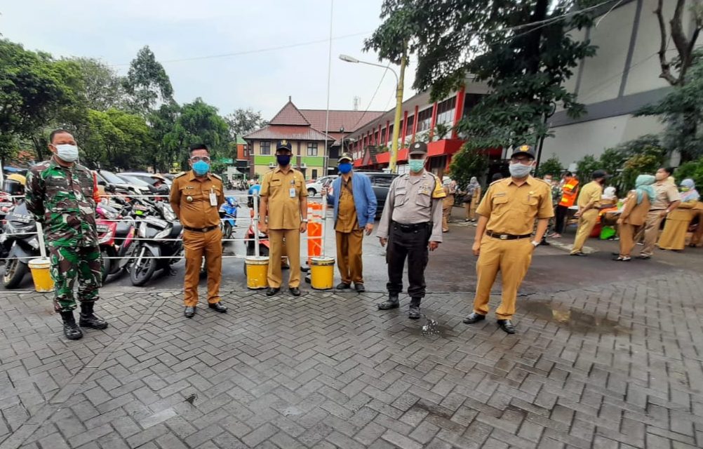 Bhabinkamtibmas Polsek Cipondoh Bersama 3 Pilar Kel. Cipondoh Gelar Operasi Aman Bersama Covid-19 Penegakan Disiplin PSBB Jelang Tatanan Normal Baru