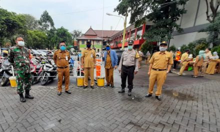 Bhabinkamtibmas Polsek Cipondoh Bersama 3 Pilar Kel. Cipondoh Gelar Operasi Aman Bersama Covid-19 Penegakan Disiplin PSBB Jelang Tatanan Normal Baru