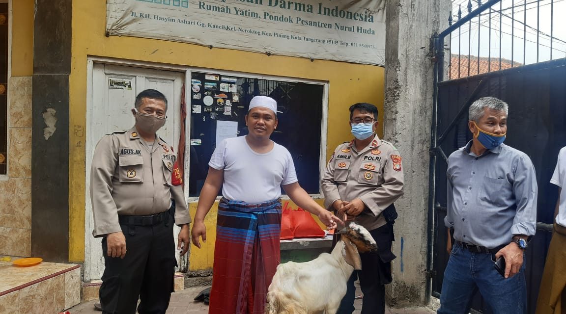 Ponpes Yatim Piatu Yayasan Yadin Menerima Hewan Kurban Dari Wakapolsek Cipondoh Di Kel. Neroktog, Pinang