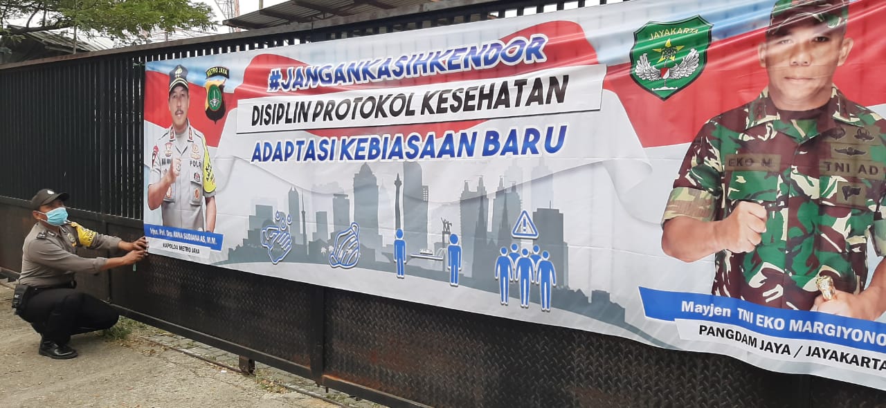 Bhabinkamtibmas Polsek Cipondoh Kel. Kunciran Indah, Pinang Pasang Spanduk Himbauan Adaptasi Kebiasaan Baru Dari Kapolda Metro Jaya dan Pangdam Jaya