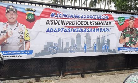 Bhabinkamtibmas Polsek Cipondoh Kel. Pinang, Pinang Pasang Spanduk Himbauan Adaptasi Kebiasaan Baru Dari Kapolda Metro Jaya dan Pangdam Jaya