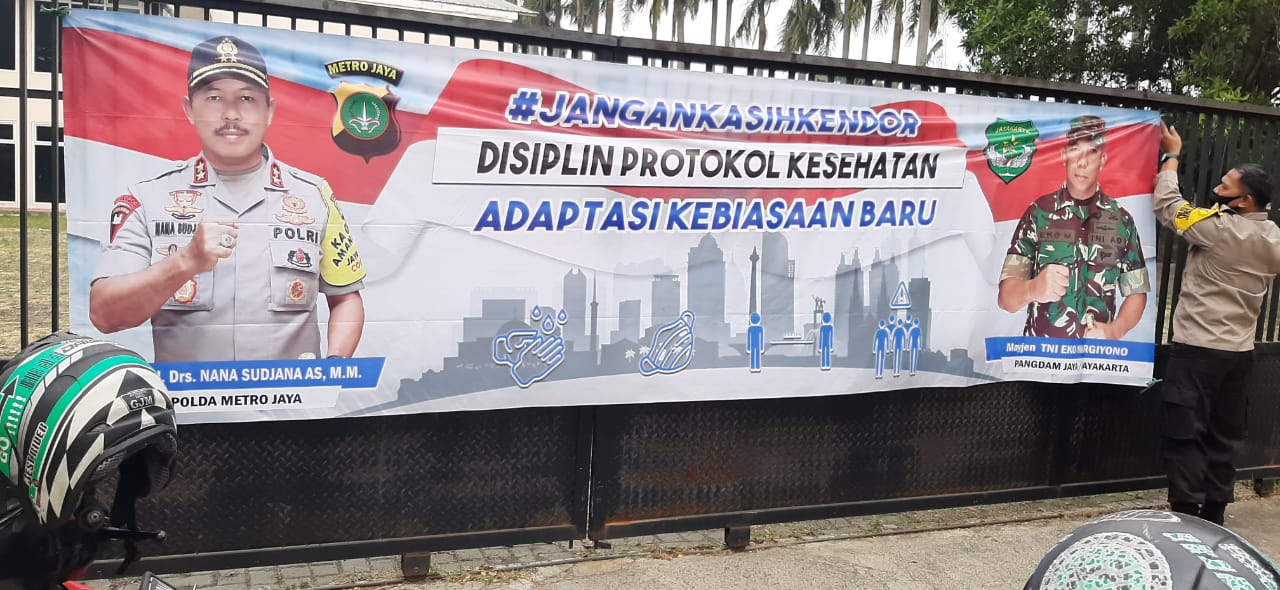 Bhabinkamtibmas Polsek Cipondoh Kel. Pinang, Pinang Pasang Spanduk Himbauan Adaptasi Kebiasaan Baru Dari Kapolda Metro Jaya dan Pangdam Jaya