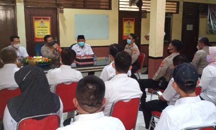 Camat Pinang Kunjungi Mako Polsek Cipondoh, Berikan Ucapan Selamat Hari Bhayangkara ke 74