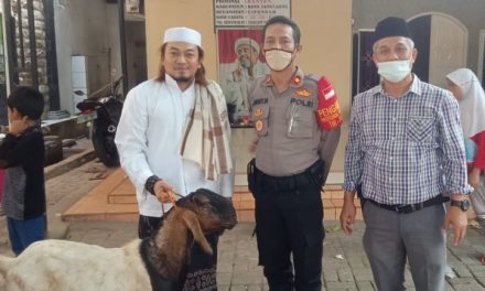 Kapolsek Cipondoh Salurkan Hewan Qurban Kepada Ketua DPC FPI Kec. Cipondoh