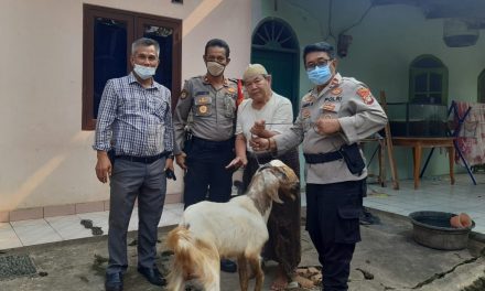 Yayasan Bani Soim Kel. Cipondoh Terima Hewan Qurban Dari Kapolsek Cipondoh