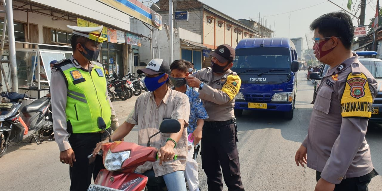 POLSEK PAKUHAJI SOSIALISASI PROTOKOL ADAPTASI KEBIASAAN BARU & PERPANJANGAN MASA PSBB DI WILAYAH PAKUHAJI.