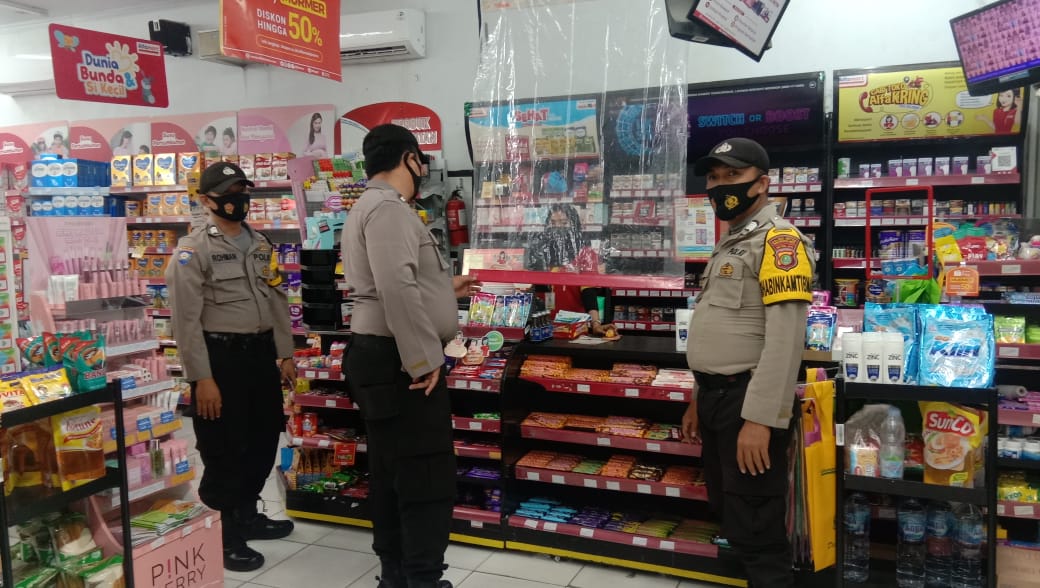 POLSEK PAKUHAJI PATROLI BIRU DI MINIMARKET GUNA ANTISIPASI KEJAHATAN JALANAN (STREET CRIME) DI WILAYAH PAKUHAJI.