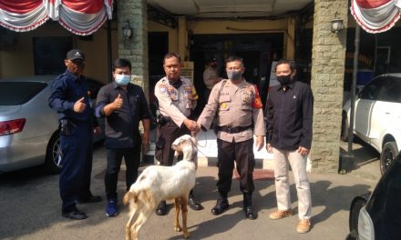 Polsek Cipondoh Terima Hewan Qurban Dari Apartemen Collin Boulevard Kel.Panunggangan, Pinang