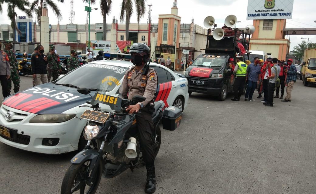 Massa buruh FSBN KASBI Kota Tangerang Berangkat ke gedung DPR RI/MPR RI Jakarta dalam rangka aksi menolak RUU OMNIBUS LAW