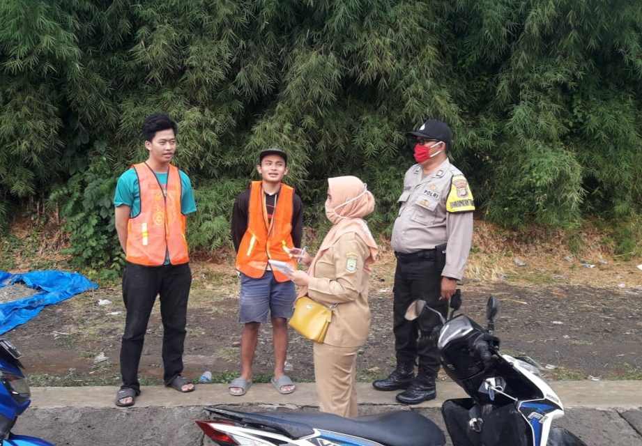 Bhabinkamtibmas Polsek Cipondoh Dan 3 Pilar Kel. Poris Plawad Indah Melaksanakan Operasi Aman Bersama Penegakan disiplin PSBB Protokol Covid 19  KOTA TANGERANG.(Bhaya