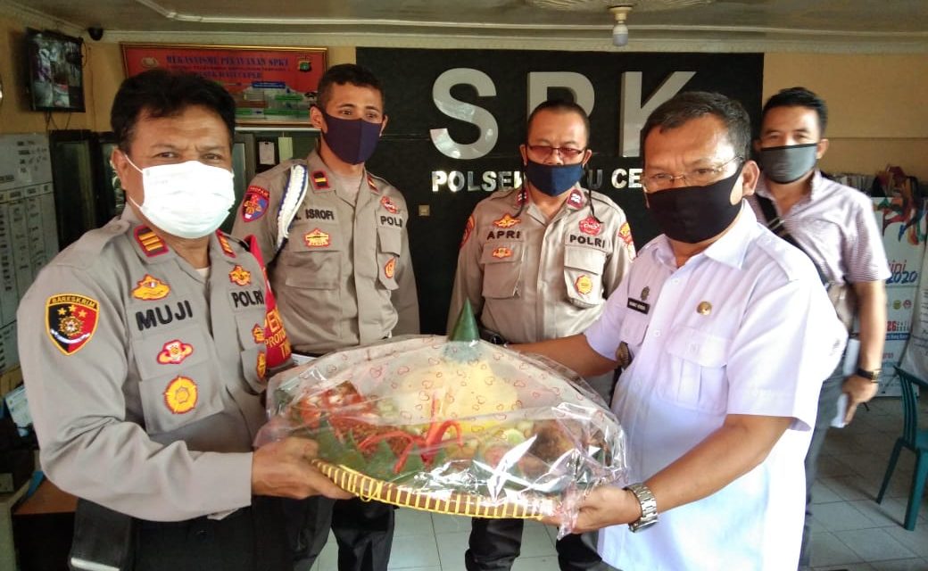 Camat Batu Ceper Rahmat Hendrawijaya, S.Sos, M.Si Datangi Mapolsek Batu Ceper Tunjukkan Rasa Kebahagiaan untuk personil POLRI Dengan Maksud Ingin Mengucapkan Selamat Hari Bhayangkara ke-74 untuk POLRI, Walau kami tetap harus menjalani Protokol Kesehatan di Tatanan Era New Normal Covid-19