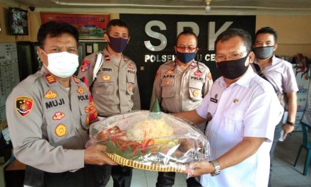 Camat Batu Ceper Rahmat Hendrawijaya, S.Sos, M.Si Datangi Mapolsek Batu Ceper Tunjukkan Rasa Kebahagiaan untuk personil POLRI Dengan Maksud Ingin Mengucapkan Selamat Hari Bhayangkara ke-74 untuk POLRI, Walau kami tetap harus menjalani Protokol Kesehatan di Tatanan Era New Normal Covid-19