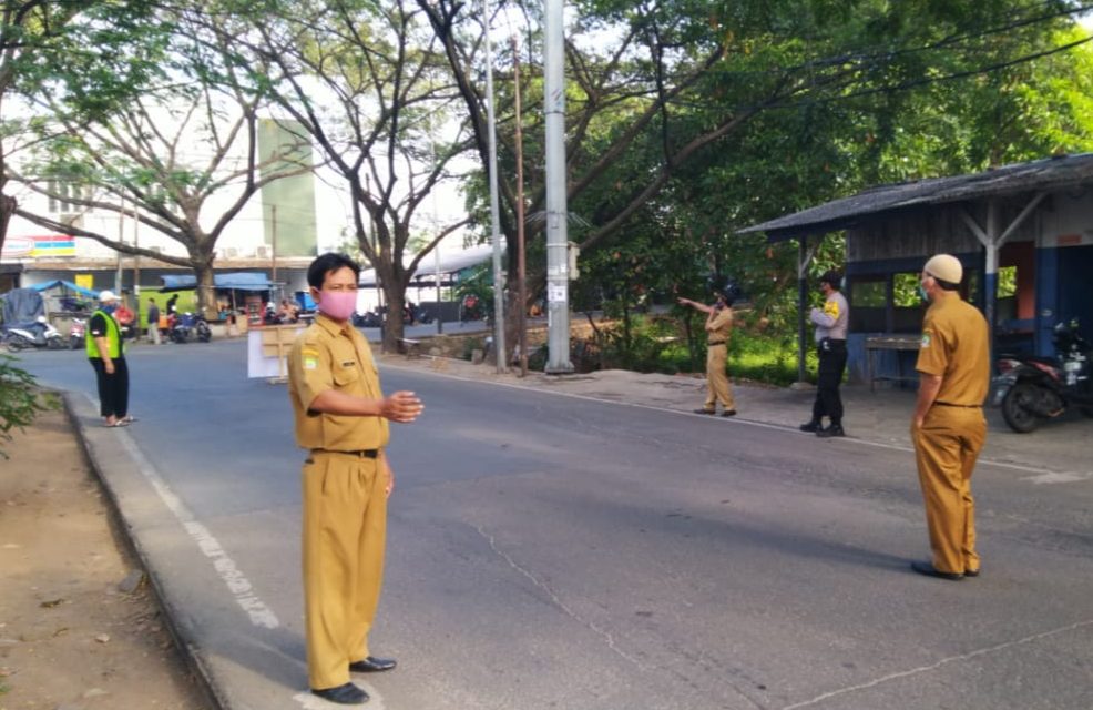 Polsek Cipondoh Dan 3 Pilar Gelar Operasi Aman Bersama Penegakan Disiplin PSBB Di Kel. Pinang