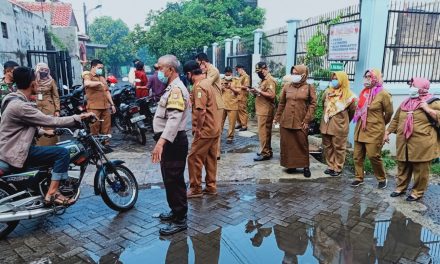 Bhabinkamtibmas Polsek Cipondoh Dan 3 Pilar Kel.Cipondoh Melaksanakan Operasi Aman Bersama Covid-19 Penegakan disiplin PSBB Adaptasi Kebiasaan Baru