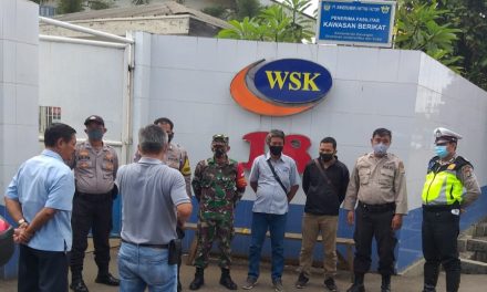 Polsek Cipondoh Laksanakan Pengamanan Keberangkatan Massa Buruh PT. WSK Menuju DPR/MPR RI Jakarta di Kawasan Industri Agus Salim Kel. Pelawat