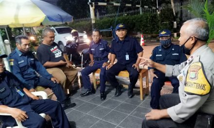 Bhabinkamtibmas Polsek Cipondoh Kel. Cipondoh Melaksanakan BINKAMSA Kepada Security Perumahan Taman Cipondoh Permai