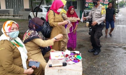 Bhabinkamtibmas Polsek Cipondoh Bersama 3 Pilar Kel. Kenanga Gelar Operasi Aman Bersama Protokol COVID 19 Peraturan Pendisiplinan PSBB kepada Masyarakat