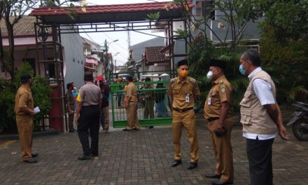 Bhabinkamtibmas Polsek Cipondoh Kel. Kunciran Indah, Pinang Monitoring Penyaluran Bantuan Dinas Sosial Prov, Banten Tahab I Gelombang 4