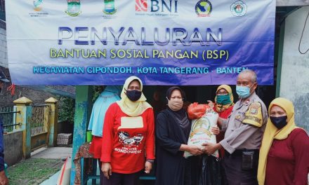 Bhabinkamtibmas Polsek Cipondoh Dan 3 Pilar Kel.Cipondoh Melaksanakan Pengamanan  Pemberian Sembako dari PKH