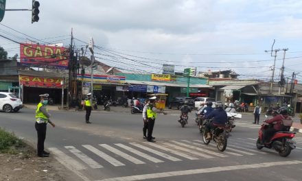 Antisipasi Kemacetan Sore Hari Unit Lalu Lintas Polsek Cipondoh Laksanakan Gatur Lalin Sore Hari