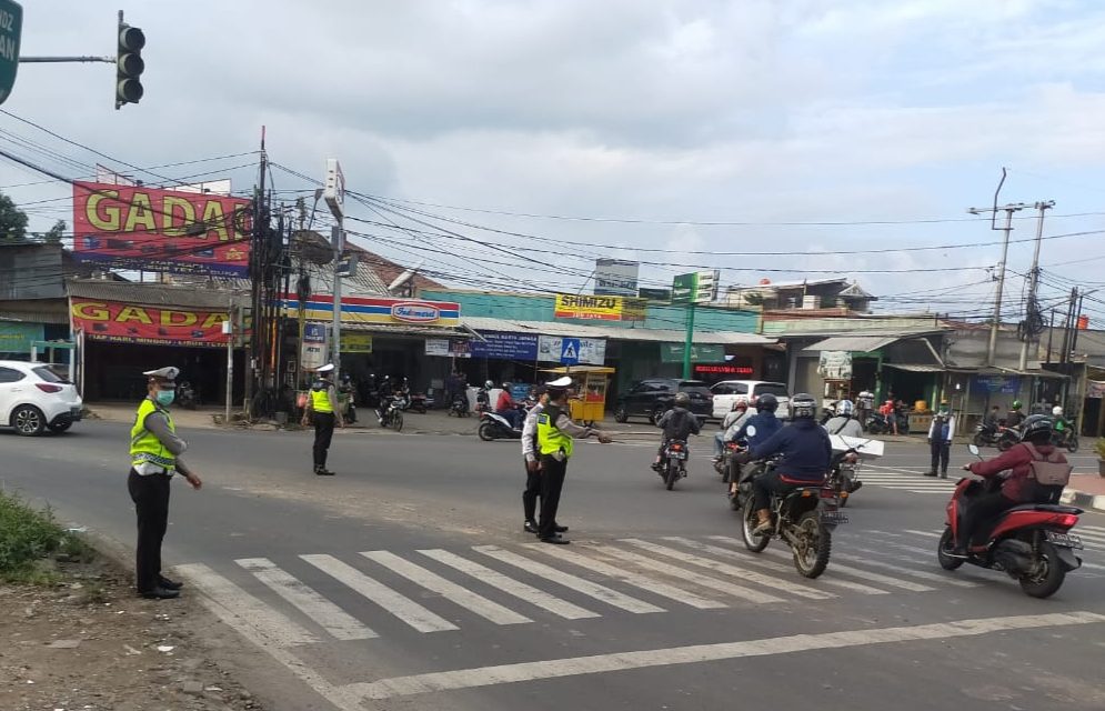 Antisipasi Kemacetan Sore Hari Unit Lalu Lintas Polsek Cipondoh Laksanakan Gatur Lalin Sore Hari