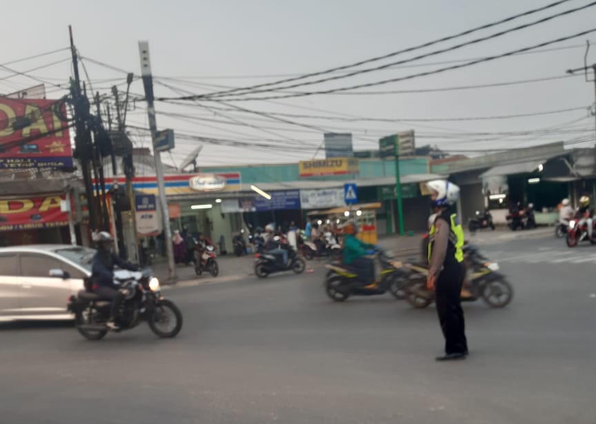 Gatur Lalin Sore Hari Unit Lalu Lintas Polsek Cipondoh, Antisipasi Kemacetan Arus Balik Kendaraan